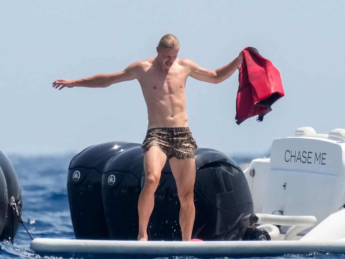 Erling Haaland mantiene el equilibrio sobre la tabla de paddle surf mientras se quita el chaleco salvavidas en su 26 cumpleaños