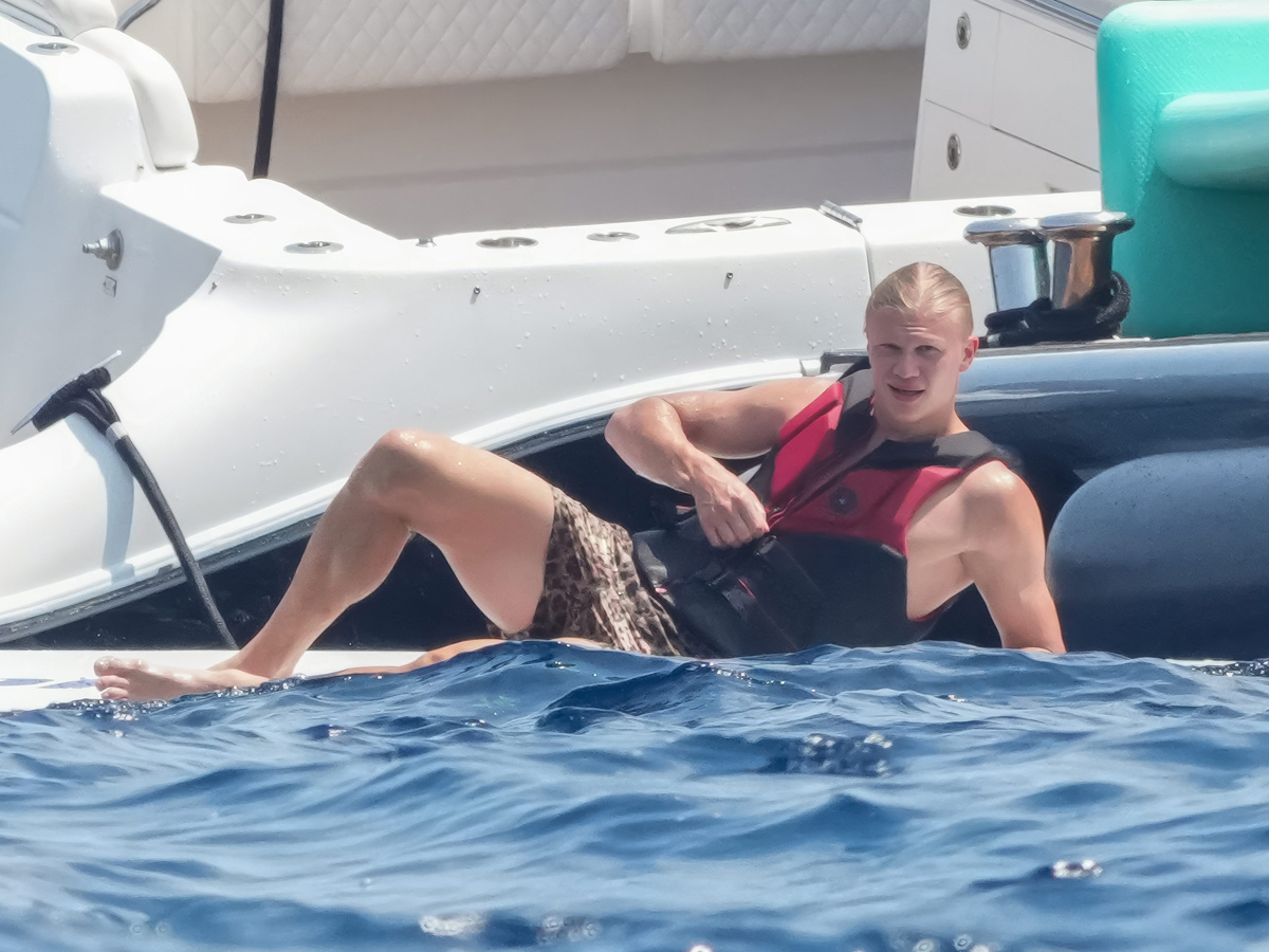 Erling Haaland descansa sobre la tabla de paddle surf junto al yate durante su 26 cumpleaños en Saint-Tropez