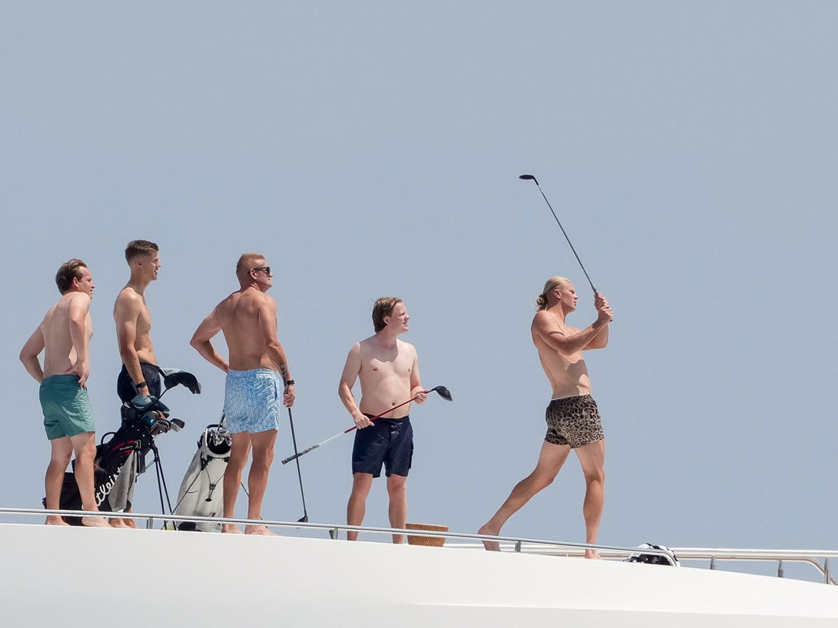 Erling Haaland juega al golf en el yate junto a sus amigos durante su 26 cumpleaños en la Riviera francesa