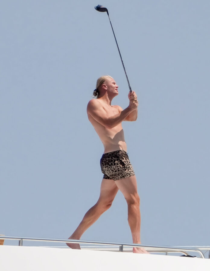 Erling Haaland golpea una bola de golf desde la cubierta del yate durante la celebración de su 26 cumpleaños en Saint-Tropez