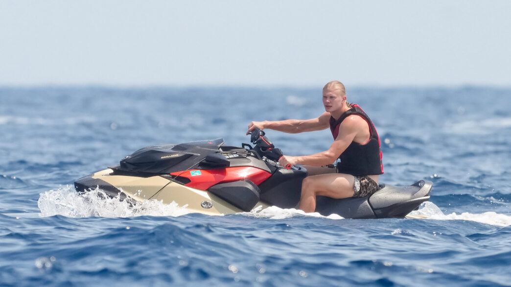 Erling Haaland conduce una moto de agua Sea-Doo en Saint-Tropez durante la celebración de su 26 cumpleaños