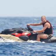 Exclusiva Rísbel: Erling Haaland celebra su cumpleaños por todo lo alto en Saint-Tropez, con golf en alta mar, motos de agua y fiesta vikinga Erling Haaland conduce una moto de agua Sea-Doo en Saint-Tropez durante la celebración de su 26 cumpleaños