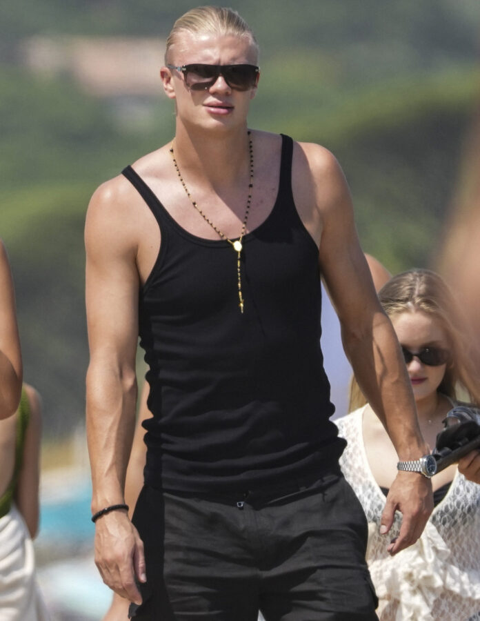 Erling Haaland con camiseta de tirantes negra, gafas de sol y collar dorado en la playa de Saint-Tropez por su 26 cumpleaños.