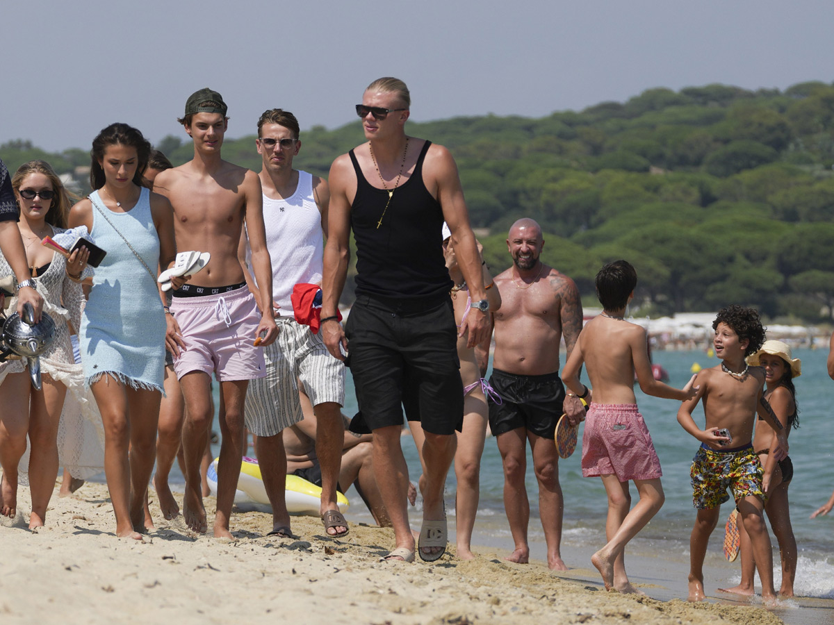 Erling Haaland pasea por la playa de Saint-Tropez junto a su pareja, Isabel Haugseng Johansen, y sus amigos durante la celebración de su 26 cumpleaños