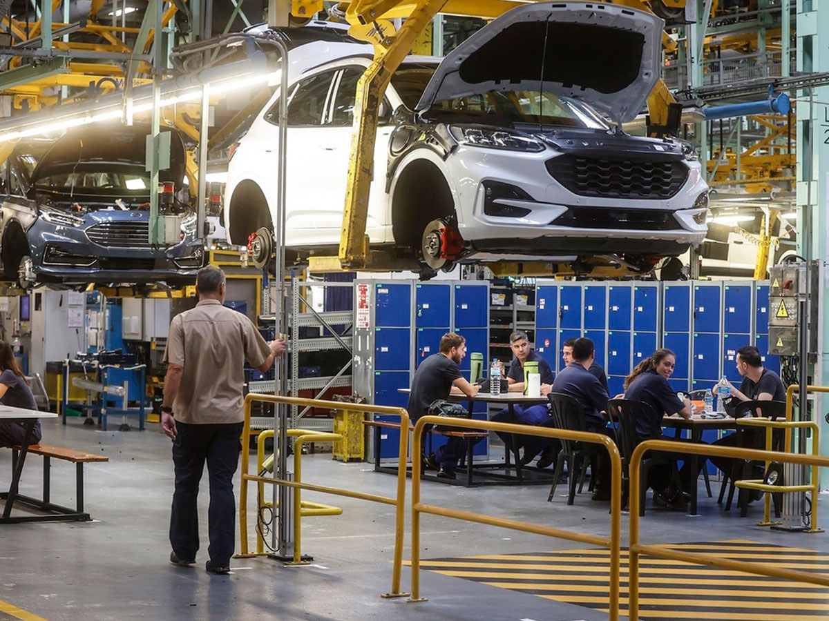La planta de Almussafes da trabajo hoy a 4.142 personas y sostiene alrededor de 15.000 empleos indirectos en toda la comarca de la Ribera Baixa