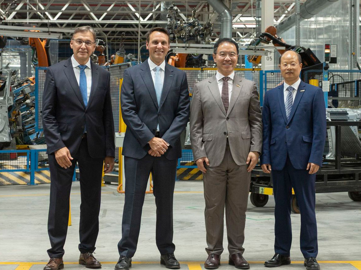 Daniel Ruiz, director de Producción de Ford España, Jim Baumbick, Victor Yang y Alex Nan, vicepresidente de Geely Auto Group, durante la presentación del acuerdo en la propia factoría de Almussafe