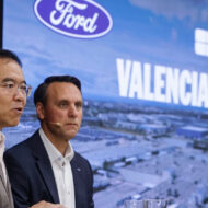 Los dueños de Volvo compran el 34% de la fábrica de Ford en Valencia para esquivar los aranceles de sus coches chinos Victor Yang, vicepresidente ejecutivo de Geely Holding, y Jim Baumbick, presidente de Ford Europa, resumieron la alianza ante la prensa como «un equipo, dos marcas y cinco productos»