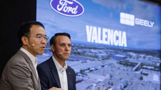 Victor Yang, vicepresidente ejecutivo de Geely Holding, y Jim Baumbick, presidente de Ford Europa, resumieron la alianza ante la prensa como «un equipo, dos marcas y cinco productos»