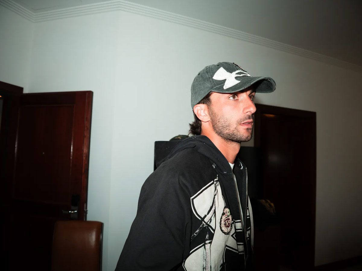 Ferran Torres con gorra Under Armour x 424