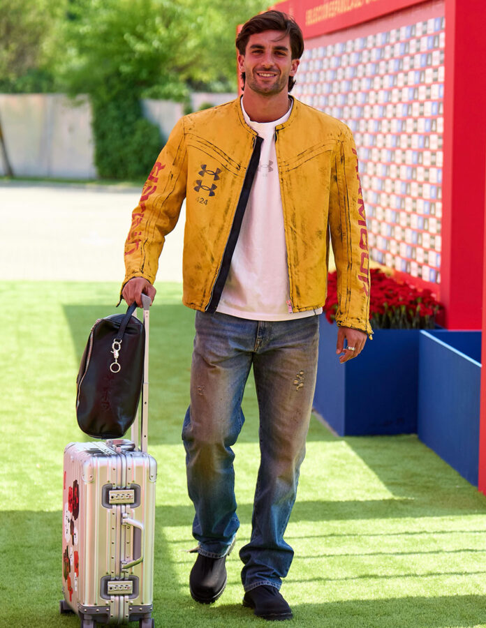 Ferran Torres con chaqueta amarilla de cuero Under Armour x 424 y jeans a su llegada a la concentración de la selección española