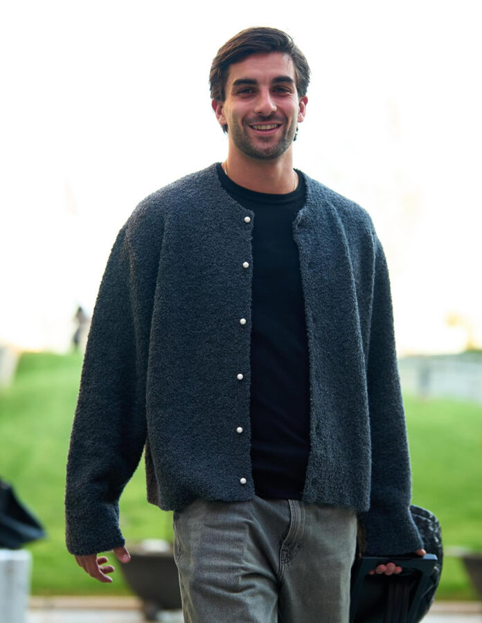Ferran Torres sonriente con chaqueta gris de lana bouclé con botones de perla de Five Four Five