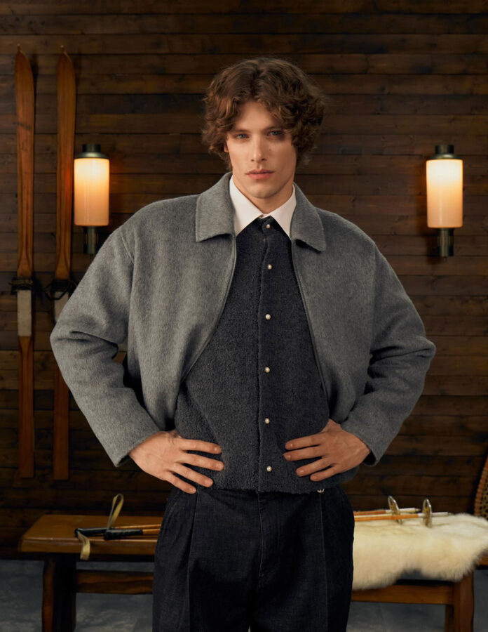 Modelo de la campaña de Five Four Five con la chaqueta de lana gris con botones de perla que viste Ferran Torres