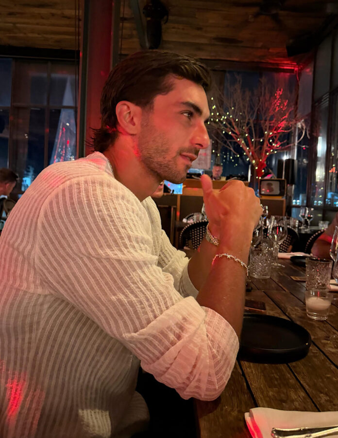 Ferran Torres durante una cena con la pulsera de estrellas de Twojeys en la muñeca