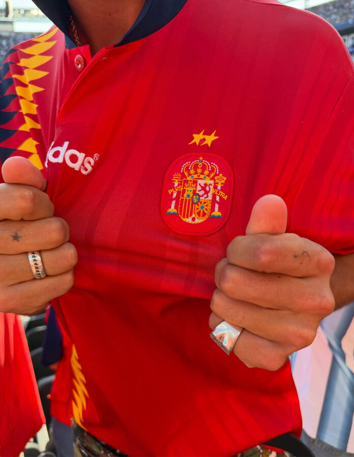 Camiseta retro de la selección española de Adidas con las dos estrellas bordadas sobre el escudo en el estadio de la final