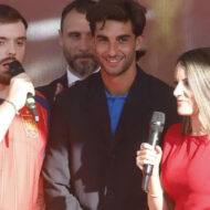 Ferran Torres tiene la camisa perfecta para tus noches de este verano: está bordada a mano y cuesta 770 euros Ferran Torres con traje azul marino y polo azul durante la celebración de la victoria de la selección española en el Mundial 2026.