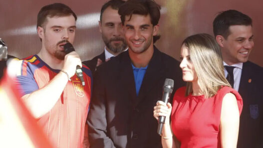 Ferran Torres con traje azul marino y polo azul durante la celebración de la victoria de la selección española en el Mundial 2026.