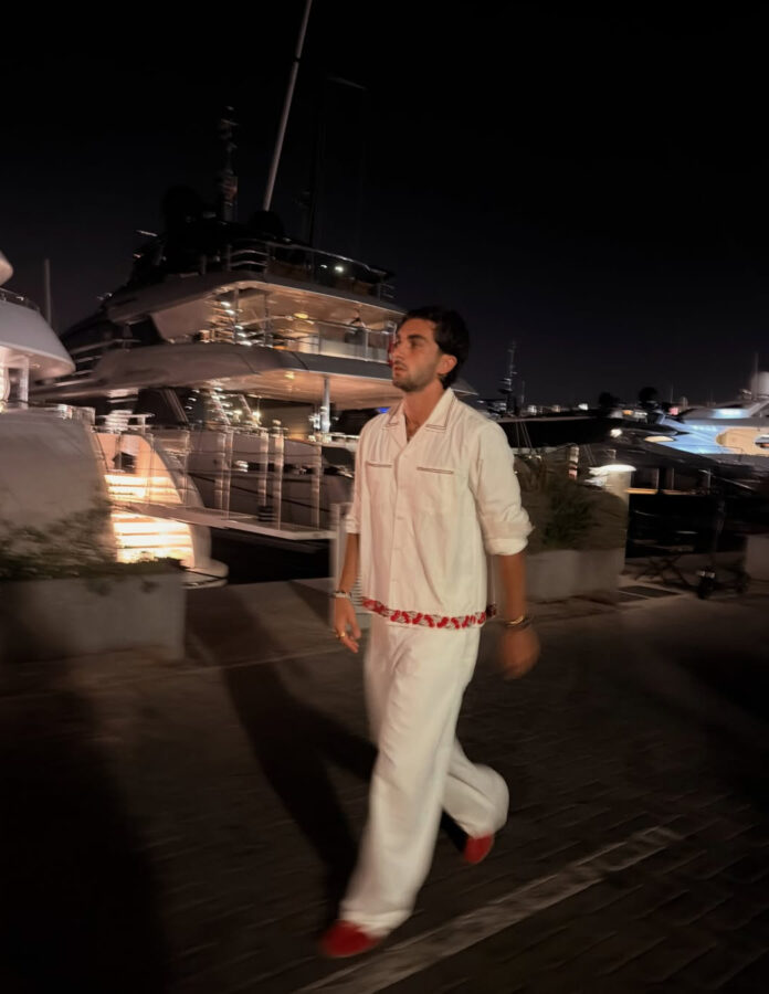 Ferran Torres pasea de noche por el puerto de Ibiza con pantalón blanco ancho y camisa bordada de Bode