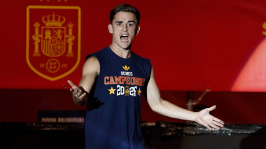 Gavi, de la selección española de fútbol, durante la celebración del Mundial 2026 en la Plaza de Colón de Madrid.
