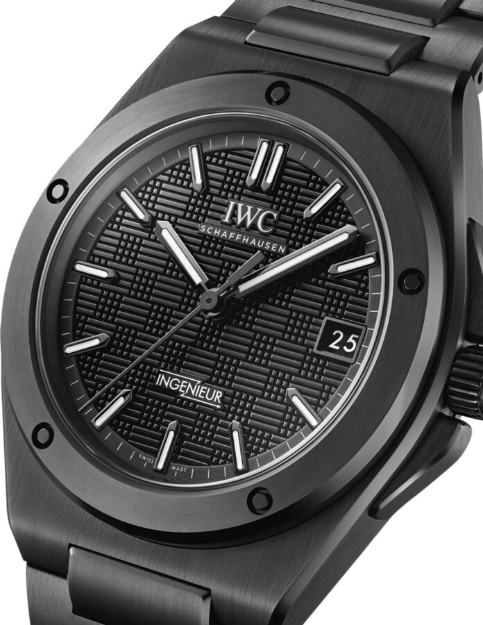 Detalle de la esfera negra con relieve tipo tejido del IWC Ingenieur Automatic 42 en cerámica negra