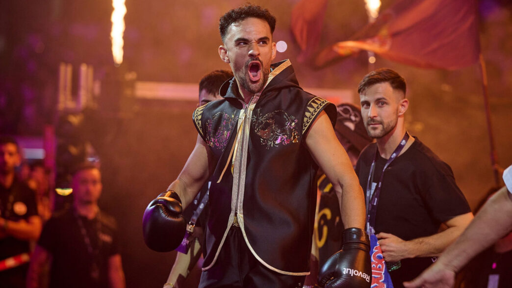 El influencer español Juan Alberto García, también conocido como IlloJuan, sube al escenario durante «La Velada del Año VI» en el estadio de La Cartuja el 25 de julio de 2026, en Sevilla, España.