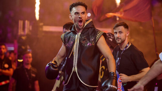 El influencer español Juan Alberto García, también conocido como IlloJuan, sube al escenario durante «La Velada del Año VI» en el estadio de La Cartuja el 25 de julio de 2026, en Sevilla, España.