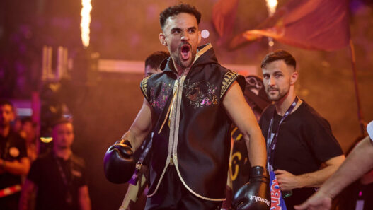 El influencer español Juan Alberto García, también conocido como IlloJuan, sube al escenario durante «La Velada del Año VI» en el estadio de La Cartuja el 25 de julio de 2026, en Sevilla, España.