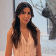 Isabel Viña, experta en metabolismo: "Esta es la cantidad exacta de proteína que necesitas en cada comida para conservar músculo a partir de los 40" Isabel Viña médico endocrino y nutricionista sentada en un sofá