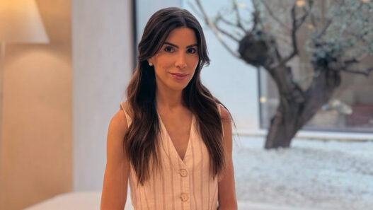 Isabel Viña médico endocrino y nutricionista sentada en un sofá