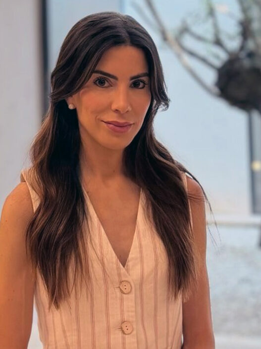 Isabel Viña médico endocrino y nutricionista sentada en un sofá