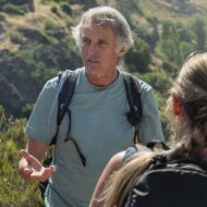 Jesús Calleja tiene las zapatillas de Decathlon perfectas para hacer trekking: cómodas, seguras y listas para tus rutas este verano Jesús Calleja con camiseta y mochila de hidratación Quechua conversa con una participante en la montaña leonesa