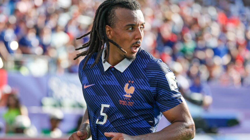Jules Koundé, número 5 de Francia, corre para lanzar un saque de esquina durante el partido de octavos de final de la Copa del Mundo de la FIFA 2026 contra Paraguay, disputado en el Philadelphia Stadium el 4 de julio de 2026 en Filadelfia, Pensilvania.