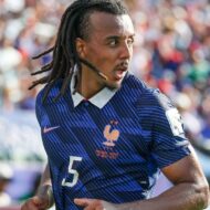 Así pasó Jules Koundé de un Citroën de 3.000 euros a 2 coches de lujo que superan los 500.000 euros Jules Koundé, número 5 de Francia, corre para lanzar un saque de esquina durante el partido de octavos de final de la Copa del Mundo de la FIFA 2026 contra Paraguay, disputado en el Philadelphia Stadium el 4 de julio de 2026 en Filadelfia, Pensilvania.