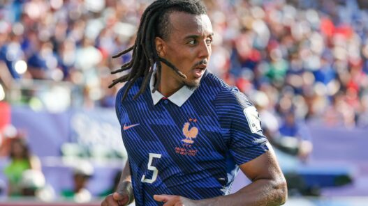Jules Koundé, número 5 de Francia, corre para lanzar un saque de esquina durante el partido de octavos de final de la Copa del Mundo de la FIFA 2026 contra Paraguay, disputado en el Philadelphia Stadium el 4 de julio de 2026 en Filadelfia, Pensilvania.