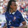 Jules Koundé, número 5 de Francia, corre para lanzar un saque de esquina durante el partido de octavos de final de la Copa del Mundo de la FIFA 2026 contra Paraguay, disputado en el Philadelphia Stadium el 4 de julio de 2026 en Filadelfia, Pensilvania.