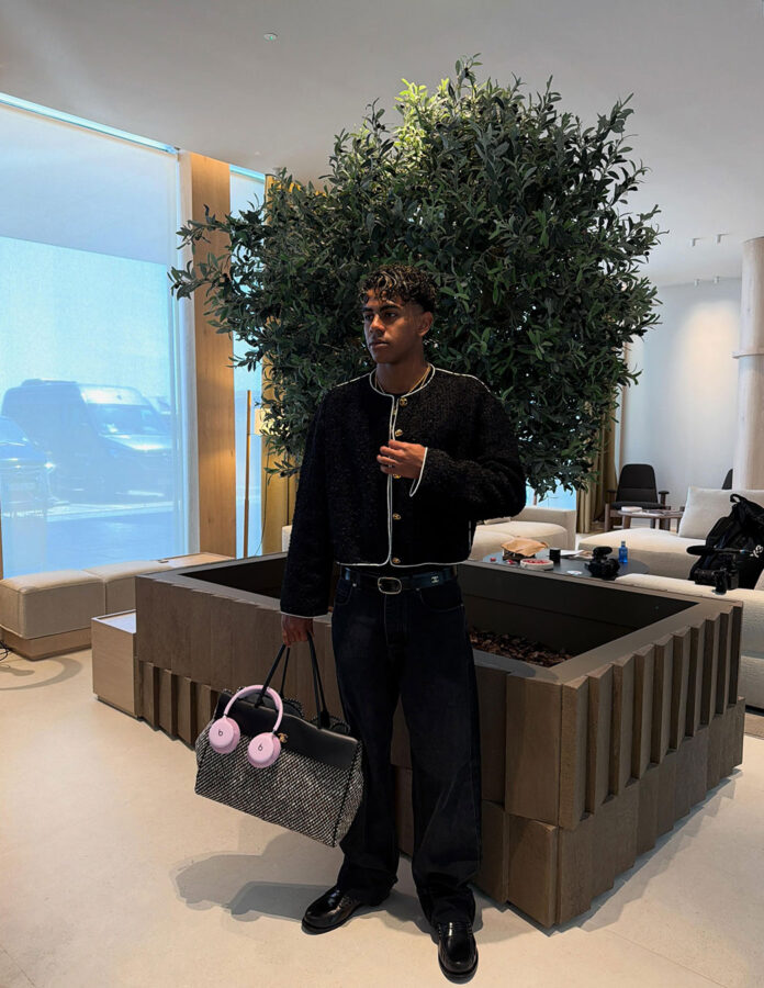 Lamine Yamal con look Chanel negro