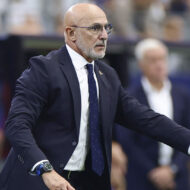 El reloj con el que Luis de la Fuente vivió la semifinal del Mundial 2026: cuesta más de 20.000 euros, 42 mm de diámetro y es de cerámica negra Luis de la Fuente da instrucciones con traje azul marino y su reloj IWC en la semifinal del Mundial 2026 entre España y Francia