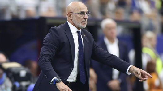 Luis de la Fuente da instrucciones con traje azul marino y su reloj IWC en la semifinal del Mundial 2026 entre España y Francia