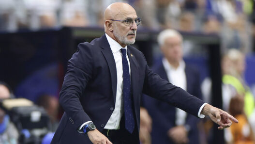 Luis de la Fuente da instrucciones con traje azul marino y su reloj IWC en la semifinal del Mundial 2026 entre España y Francia