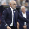 Luis de la Fuente da instrucciones con traje azul marino y su reloj IWC en la semifinal del Mundial 2026 entre España y Francia