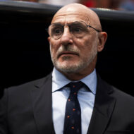 El estilo de Luis de la Fuente: las 4 claves que lo convierten en el entrenador más elegante del Mundial 2026 Luis de la Fuente, seleccionador de España, observa antes del partido de cuartos de final de la Copa del Mundo de la FIFA 2026 entre España y Bélgica.