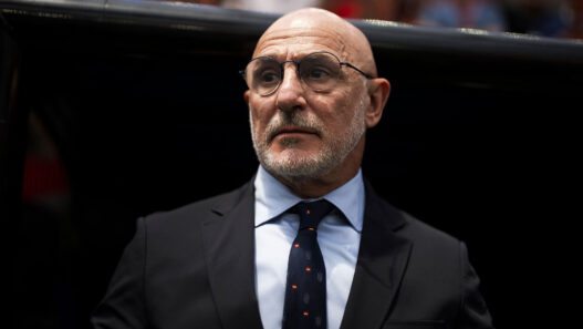 Luis de la Fuente, seleccionador de España, observa antes del partido de cuartos de final de la Copa del Mundo de la FIFA 2026 entre España y Bélgica.