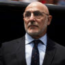 Luis de la Fuente, seleccionador de España, observa antes del partido de cuartos de final de la Copa del Mundo de la FIFA 2026 entre España y Bélgica.