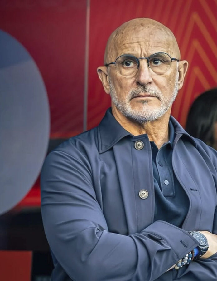 Luis de la Fuente con sobrecamisa azul sobre polo del mismo tono durante el Mundial 2026