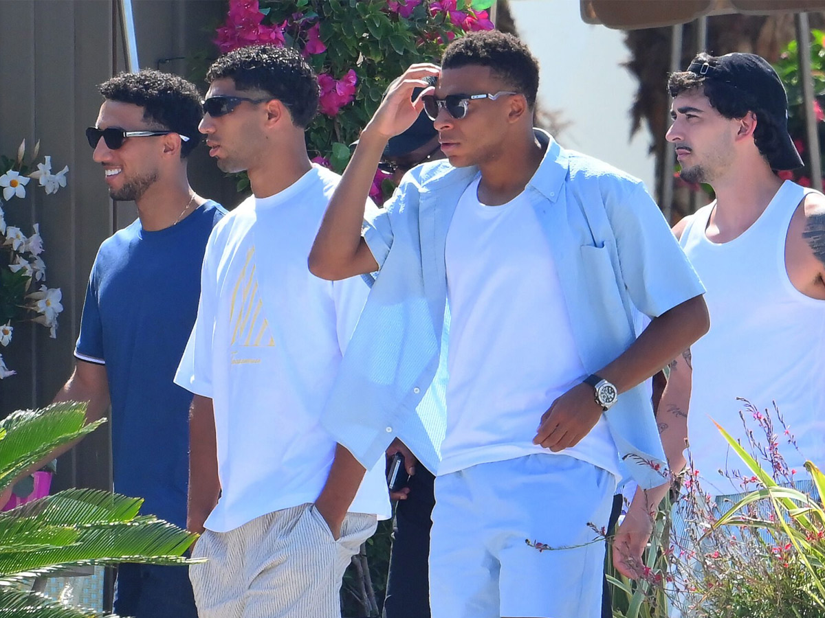 Kylian Mbappé, Achraf Hakimi y su hermano Nabil caminan junto a sus amigos a su llegada al restaurante La Guérite en Cannes