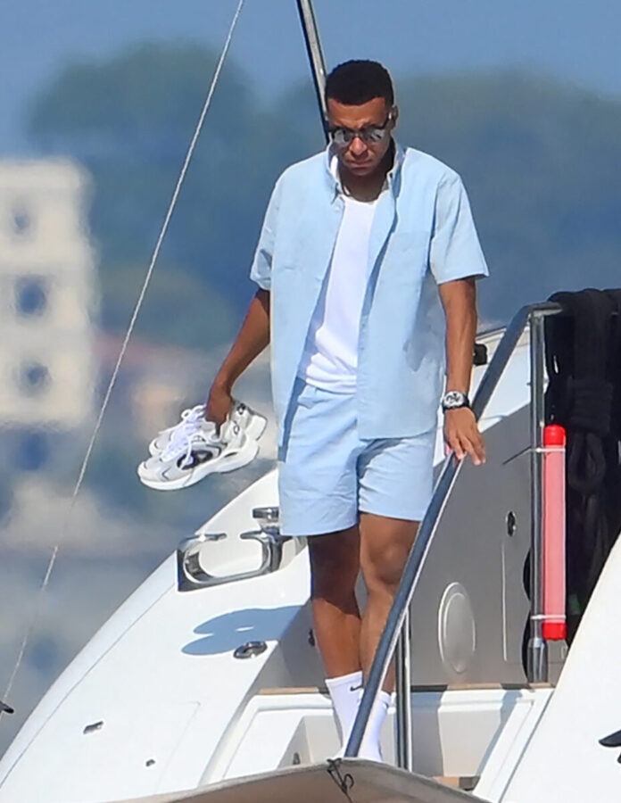 Kylian Mbappé desciende del yate Mangusta con las zapatillas en la mano durante sus vacaciones en la Riviera Francesa