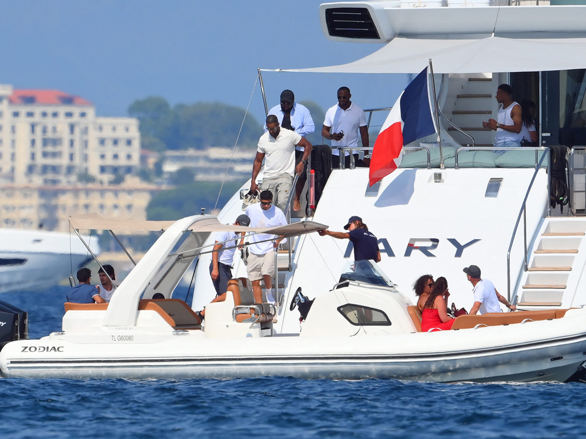 Yate con bandera francesa y lancha auxiliar Zodiac trasladando a Kylian Mbappé y Achraf Hakimi frente a la costa de Cannes