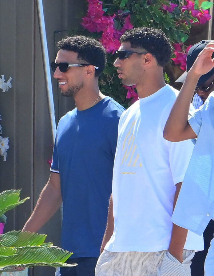 Achraf Hakimi y su hermano Nabil sonríen a su llegada al restaurante La Guérite entre buganvillas en la Île Sainte-Marguerite