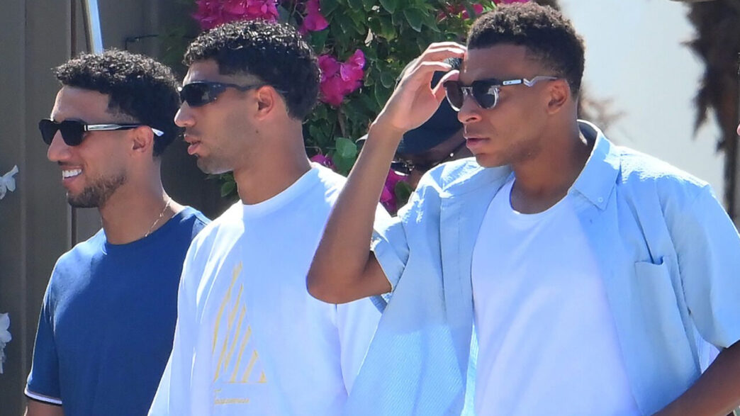 Kylian Mbappé y Achraf Hakimi de vacaciones en la Riviera Francesa tras el Mundial 2026, a su llegada al restaurante La Guérite de Cannes.