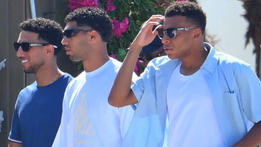 Kylian Mbappé y Achraf Hakimi de vacaciones en la Riviera Francesa tras el Mundial 2026, a su llegada al restaurante La Guérite de Cannes.