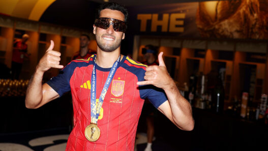 Mikel Merino celebra victoria en el vestuario tras la final del Mundial de la FIFA 2026 entre España y Argentina